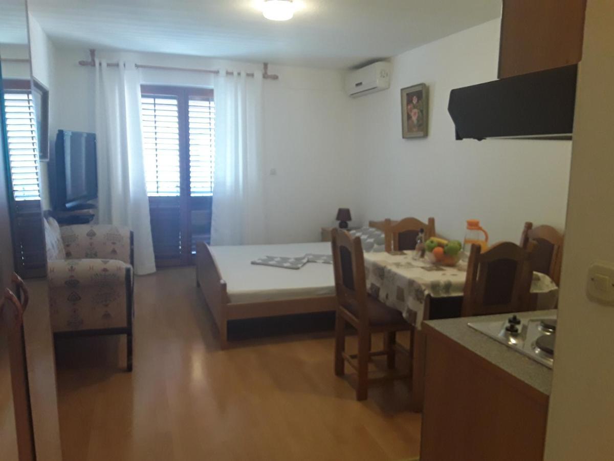 Zaton Apartmani M. Ilesh Buitenkant foto